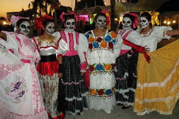 9. В отличие от православной традиции, в этой стране в День поминовения устраиваются шумные вечеринки. Главное, не показывать скорби.