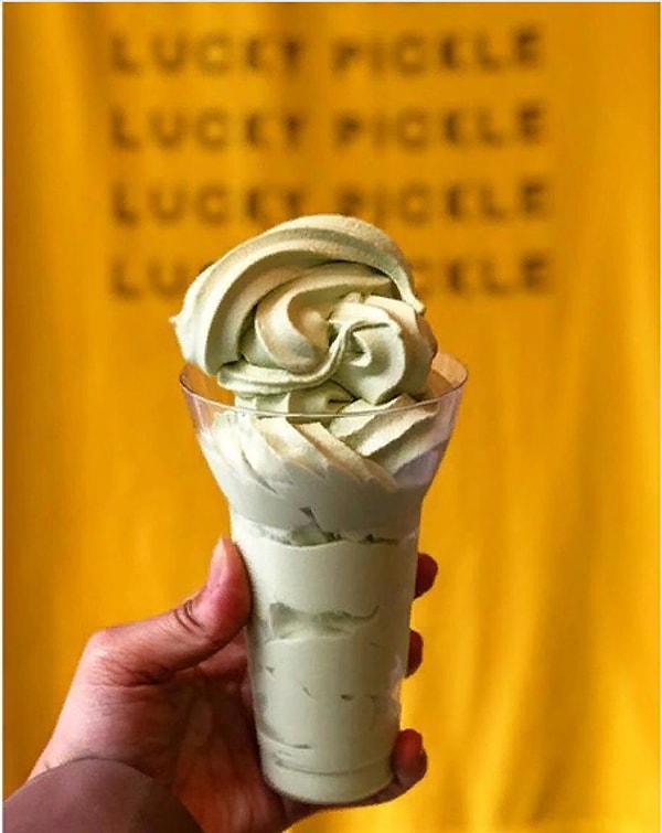 11. Неизвестно, каким именно образом соленья попадают в мороженое, но на фото можно увидеть светло-зеленый десерт, который, судя по всему, способен спасти от зноя даже в самую страшную жару.