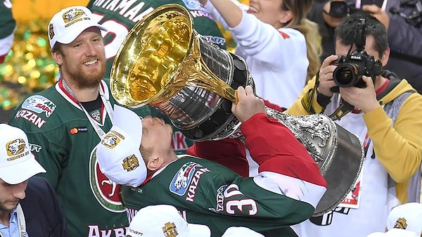 4. "Ак Барс" в этом году стал единственным трехкратным обладателем Кубка Гагарина. А какому клубу удалось это сделать дважды?