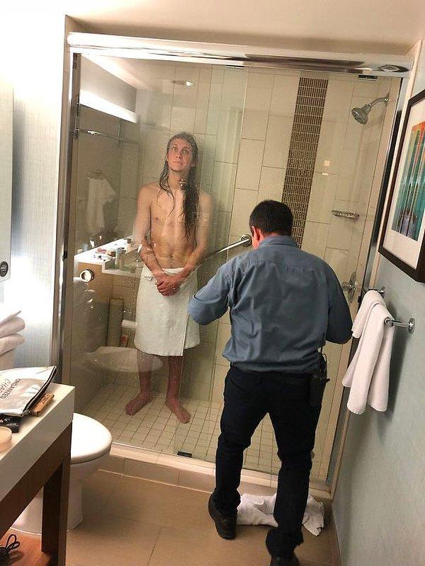 19. Otel odasının duşunda kilitli kalmış!