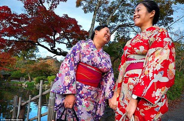 16. Kyoto, Japonya'da çekilen bu fotoğrafta ise, anne ve çocuk arasındaki süregelen bağ yansıtılmış.
