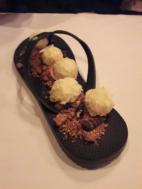 9. Мисо с белым шоколадом на шлепанце. Сложно назвать это аппетитным