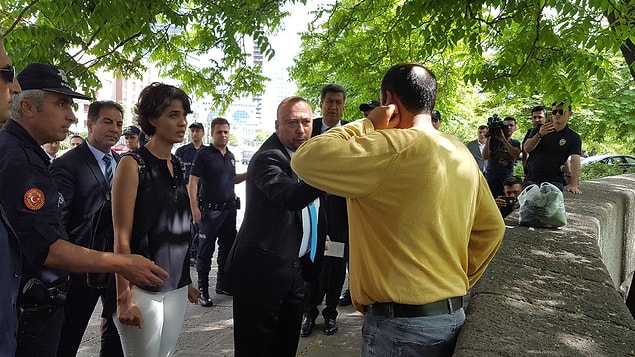 Alkaya, polisler tarafından ifadesi alınmak üzere Meclis Emniyet Müdürlüğüne götürüldü.