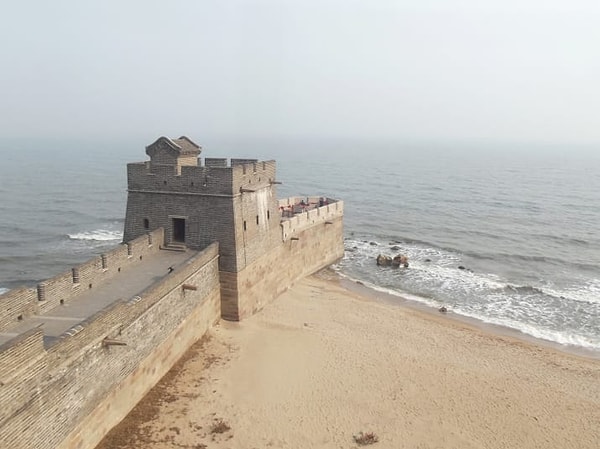 16. Именно в этом месте Великая Китайская стена наконец-то достигает океана: