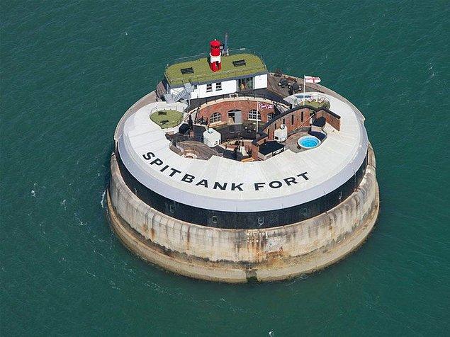 Eğer su altından pek hoşlanmadıysanız, İngiltere'nin Portsmouth kentinde yer alan No Man's Fort otelde konaklayabilirsiniz.