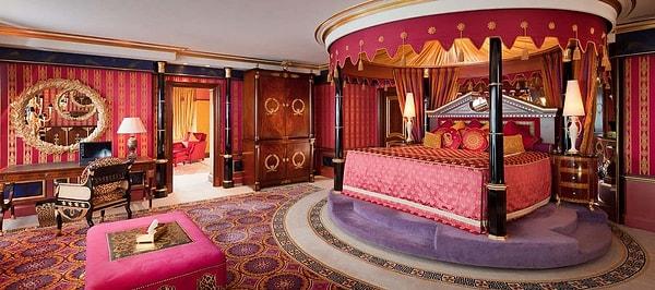 Aşırı otellerden bahsederken Burj Al Arab'ı es geçmek olmaz! 24.000 dolarlık konaklamanın içinde odaya ait özel sinema, 360 derece döner yatak, altın kaplamalı iPad, 17 çeşit yastık ve bunun gibi birçok lüks dahil.