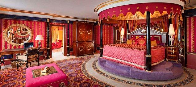 Aşırı otellerden bahsederken Burj Al Arab'ı es geçmek olmaz! 24.000 dolarlık konaklamanın içinde odaya ait özel sinema, 360 derece döner yatak, altın kaplamalı iPad, 17 çeşit yastık ve bunun gibi birçok lüks dahil.
