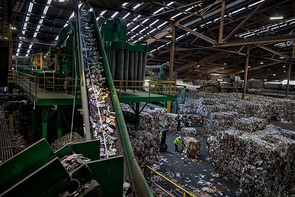 "Recology markasının San Francisco'daki en büyük geri dönüşüm tesisinden her gün 500 ila 600 ton atık geçiyor. Alışveriş poşetlerini kabul eden ABD'deki sayılı tesislerden birinde, geri dönüştürülen tonaj son 20 yılda iki katından daha fazlasına çıktı."