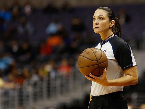11. Lauren Holtkamp -  Basketbol