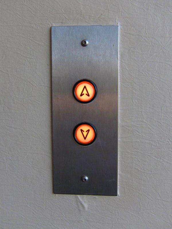 1. Asansöre çağırırken her iki tuşa da değil, yalnızca gidilecek yönün tuşuna basılır.