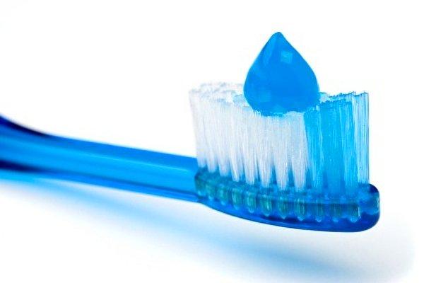 11. Diş macunu miktarını reklamlardaki gibi abartmanıza gerek yok. Bezelye büyüklüğünde bir macun dişlerinizi temizlemeye yeter.