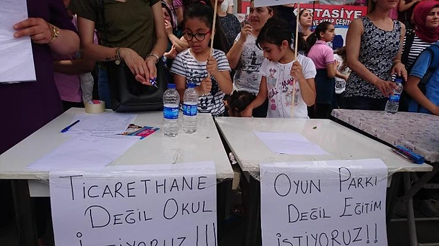 Üç öğretmen ve üç veli gözaltına alındı
