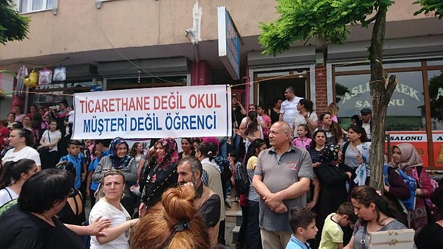 VELİLER PARA İSTEYEN OKULA İSYAN ETTİ