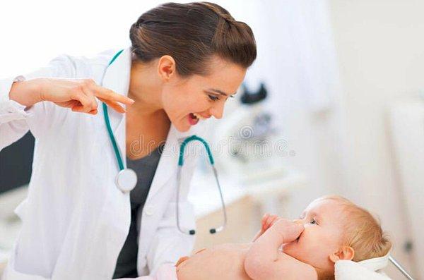 2. "Bir pediyatrist, burada ilkel göz dürtme refleksini test etmek üzereyken gözlemleniyor. Bebek bu reflekse sahipse ellerini dikey pozisyonda burnunun üstüne çekip 'guk guk guk' der."