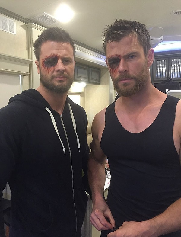 1. Крис Хемсворт (Тор) со своим дублером Бобби Холландом