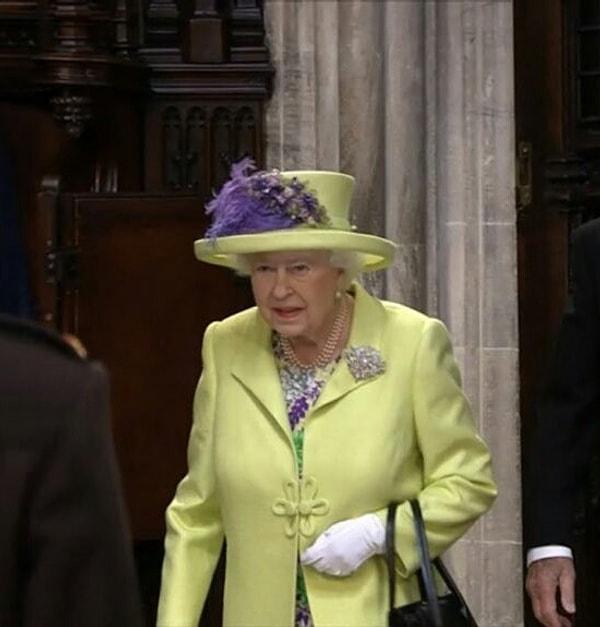 Kraliçe II. Elizabeth'in giydiği fıstık yeşili döpiyes ve mor çiçekli şapkası ise adeta bir güç gösteri gibiydi.
