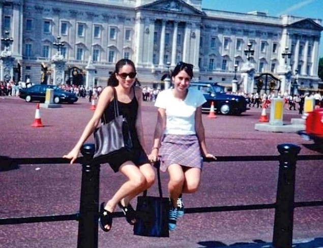 Meghan Markle bir zamanlar önünde hatıra fotoğrafı çektirdiği sarayın artık prensesi... Hayat sürprizlerle dolu!