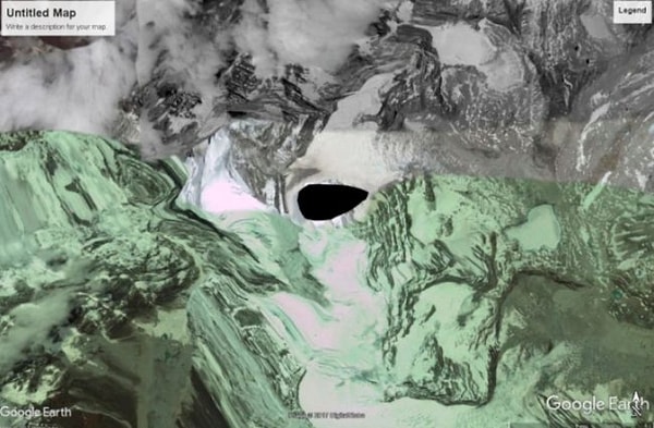 13. Гималаи и чёрная дыра? Выглядит довольно крипово, но не пугайтесь раньше времени. Чёрное пятно - это всего лишь вершина горы Кангтега - основного горного пика Гималаев.