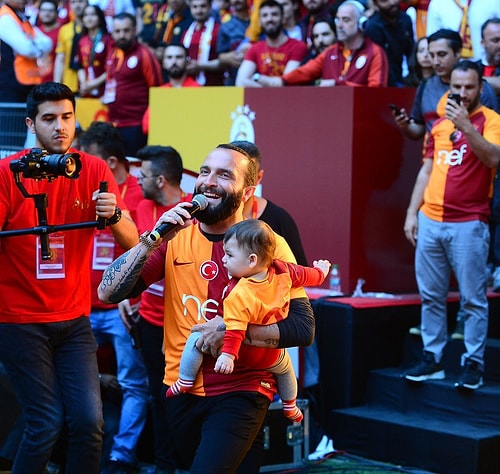 Berkay ve Gripin verdikleri konserle taraftarları coşturmaya devam etti.