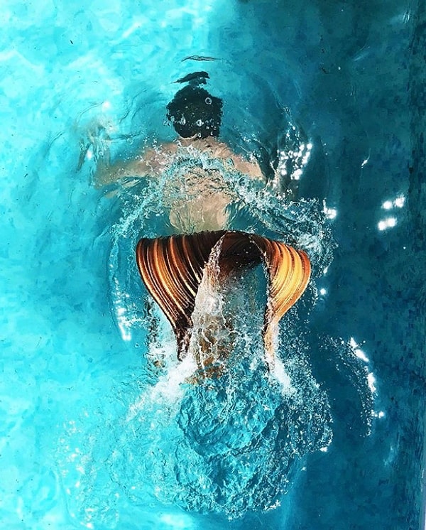 14. Однако, оказывается, плавать с хвостом не очень-то и просто.