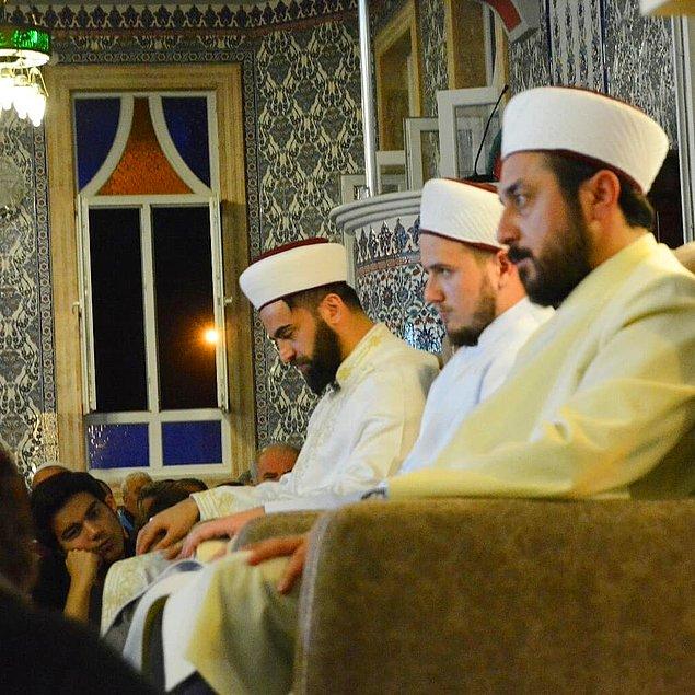 Birkaç gündür sosyal medyada TRT'nin Ramazan programında Kur'an okuyan bir hafız dikkatleri çekti biliyorsunuz.