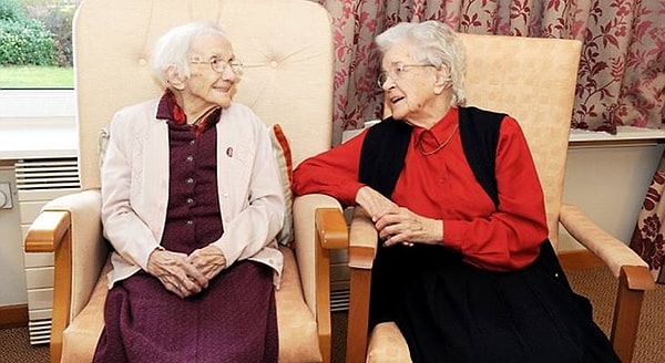 2. А затем женщина проводит время за разговорами с подружками и делает упражнения.