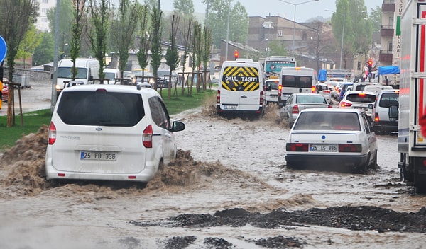 Yağışın şiddetlenmesi sebebiyle köprü altında bir serviste bulunan 19 öğrenci mahsur kaldı.