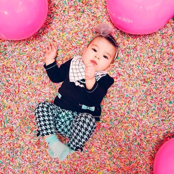 3. Ария, которая знает, что жизнь всегда лучше с огромным количеством сладкой посыпки... и аксессуарами для волос.