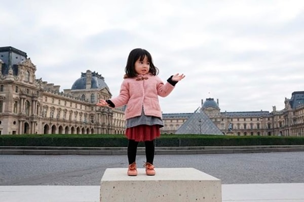 6. Оливия не совсем знает, что думать о Лувре, но она знает, насколько хорош ее наряд, поэтому, по ее скромному мнению, этот фон служит только для того, чтобы подчеркнуть ее собственный стиль.