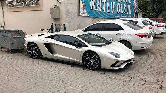 Kenan Sofuoğlu, AKP Sakarya İl Binası önüne Lamborghini Aventador S modeli lüks otomobiliyle geldi.