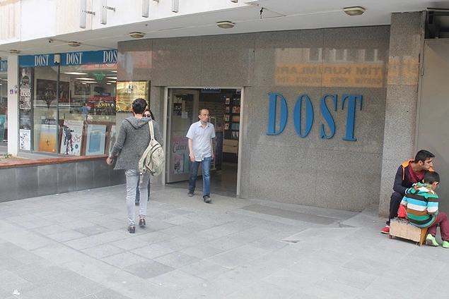 Cep telefonunun henüz yaygınlaşmadığı bu dönemde buluşma saati belirlenirdi.