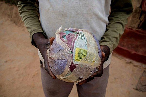 4. Zimbabve'de 34 dolarlık gelirli bir evdeki en sevilen oyuncak ise poşet ve kağıtlarla yapılan bir futbol topu.