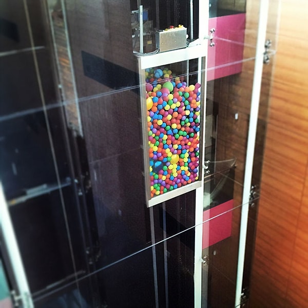 17. Самый позитивный лифт, заполненный воздушными шарами.