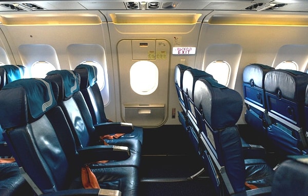 2. Затем обратите внимание на ближайший к вам аварийный выход и сосчитайте количество рядов до него — на случай, если в самолете будет дым, а вы не сможете ничего видеть.