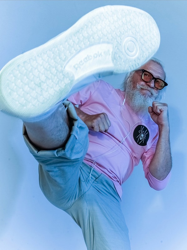 6. Роман отмечает, что его дед обожает хорошую рыбалку, занимается спортом и в свои 76 делает больше отжиманий, чем он.