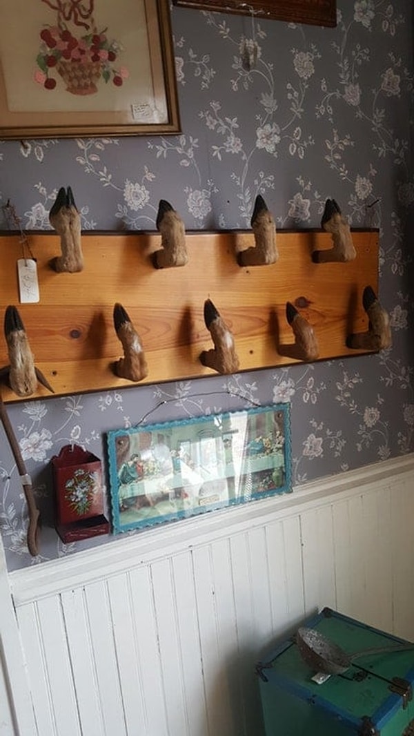 11. Как можно додуматься до того, чтобы из копыт сделать вешалку??? 😖