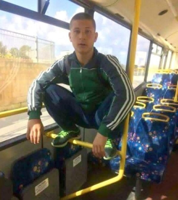 5. Если хотите выглядеть как гопник, надевайте одежду от Adidas с полосками, и не прогадаете...