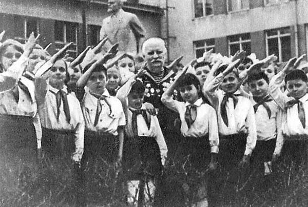 9. Что символизировало приветствие пионеров - салют?