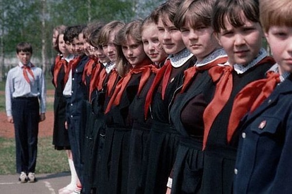 15. За что могли исключить из рядов пионеров?