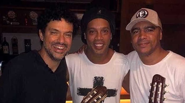 Но его отсутствия наверное никто и не заметит, ведь в числе приглашенных и планирующих поздравить Роналдиньо море разных селебрити! Зажигать и крутить пластинки, кстати, будет очень крутой музыкант и сосед футболиста.