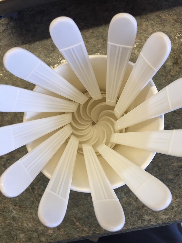 16. Похоже, это вторая работа того офисного сотрудника-перфекциониста, забавляющегося с карандашами 😁