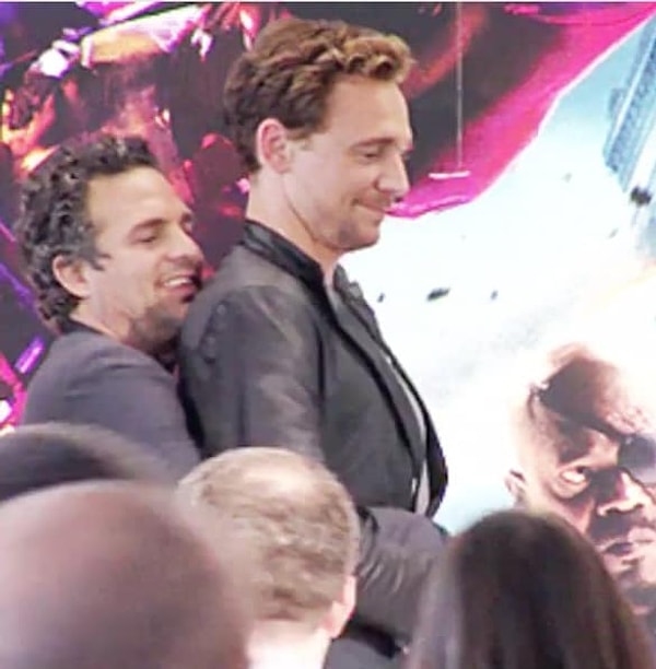 4. А тут Брюс пытается поднять Локи: