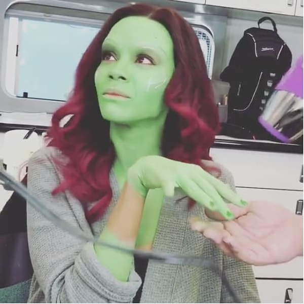 10. Гамора делает маникюрчик: