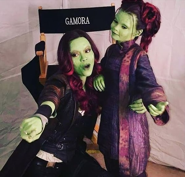 21. Гамора и ее маленькая версия позируют на съемках: