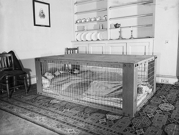 13. Olası bir bombardımanda kendilerini ezilmekten kurtaracak olan kafesin içinde uyuyan İngiliz çift.