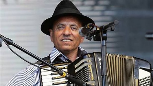 9. 1998 yılında İzmir Fuarı’nda İbrahim Tatlıses ve Sibel Can’a sahne şovlarında eşlik etti ve yıldızı parladı; 1999’da da Türk müzik tarihine damga vurduğu o albümü çıkardı.