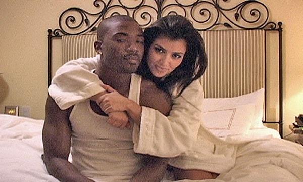 Tanıştıklarında da Kim, Kanye'ye pek pas vermiyor. Zira o zaman başka bir sevgilisi var: Seks videosu skandalındaki Ray J!