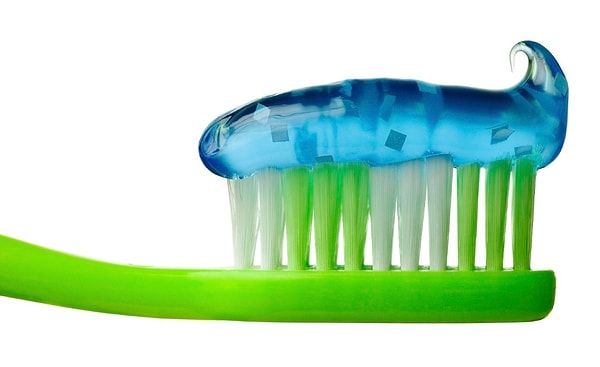 8. Если получили ожог, намажьте его зубной пастой - это облегчит боль и остановит жжение