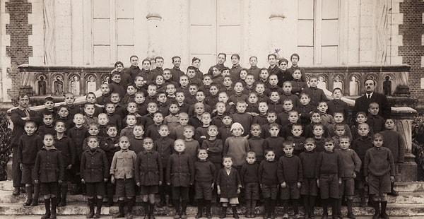 12. 1912 yılında Paris'teki bir yetimhane, para toplamak için bir çekiliş düzenledi. Çekilişin ödülü ise yetimhanede yaşayan bebeklerdi.