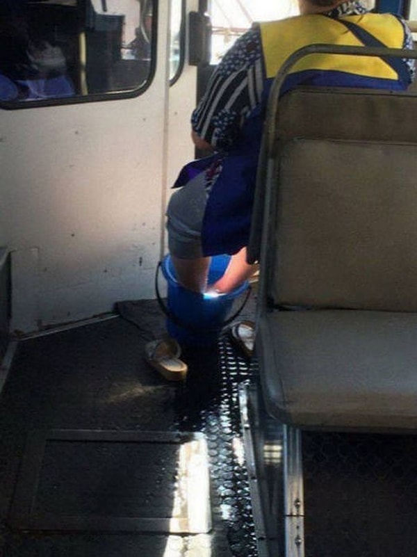 13. Когда времени не хватает настолько, что даже педикюр делаешь в пути...